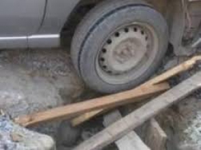 Ավտոմեքենայի անիվը արգելափակվել է փոսի մեջ